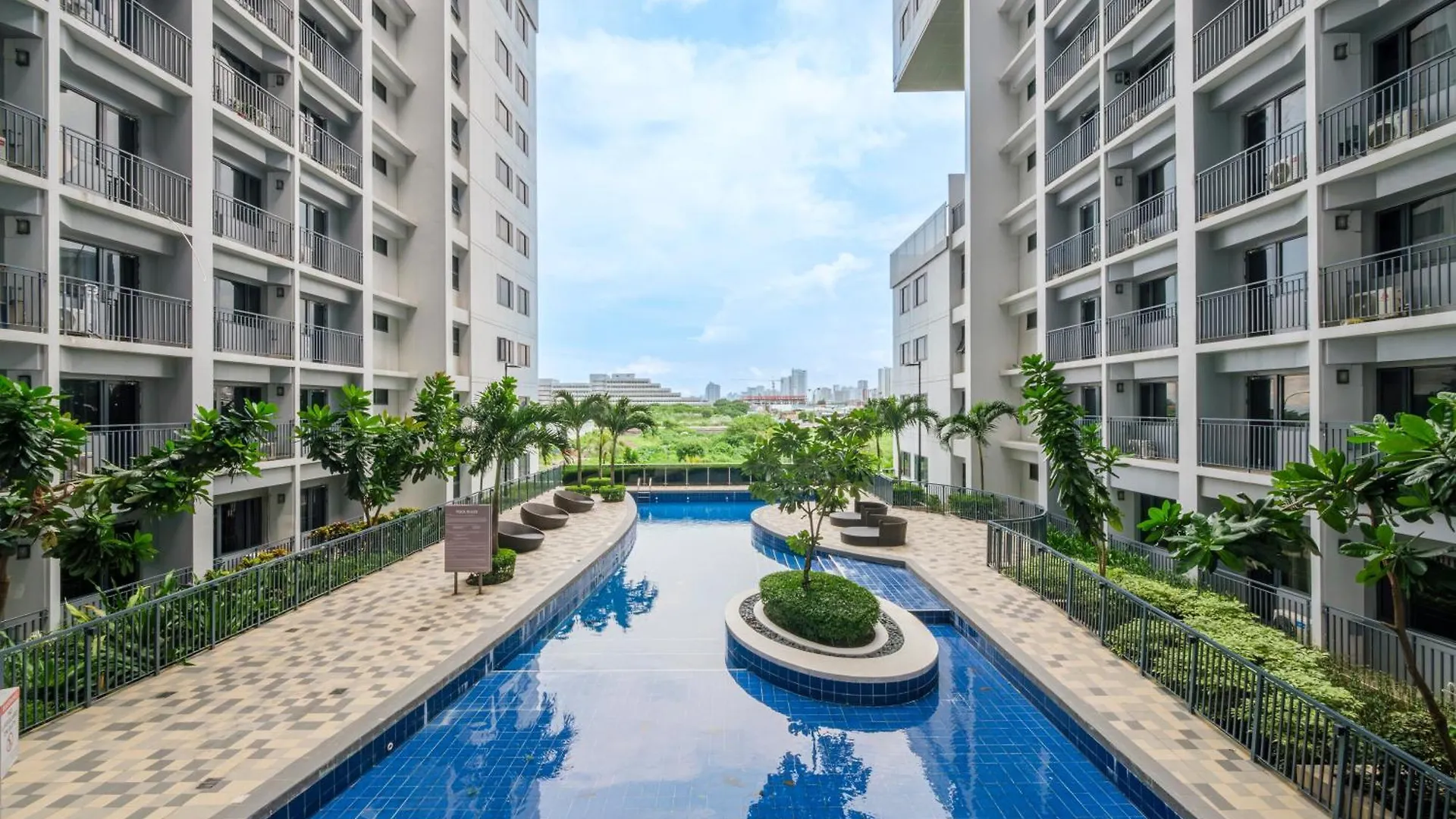 2 Side-By-Side P00L Front Condos, 6 Beds, 2 Cr, 2 Kitchen For 10 Guests At Moa Manila